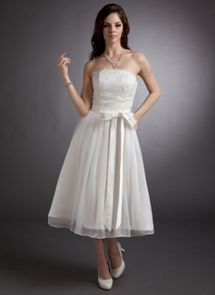 Robe de Mariée Ligne-A/Princesse Sans bretelles Longeur à mi jambe Mousseline Satin Robe de Mariée avec Dentelle Echarpes (002020879)